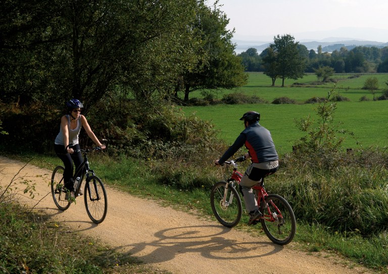 Camino ignaciano por la vía verde del Vasco-Navarro en bicicleta