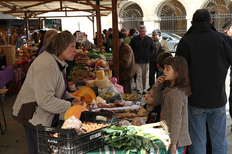 Mercado de mujeres artesanas y baserritarras