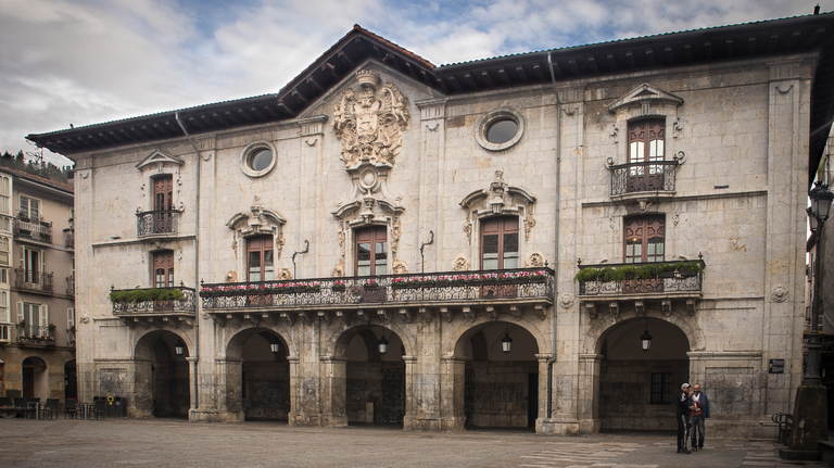 Casa consistorial de Arrasate: 3 de abril (10:45 en castellano)