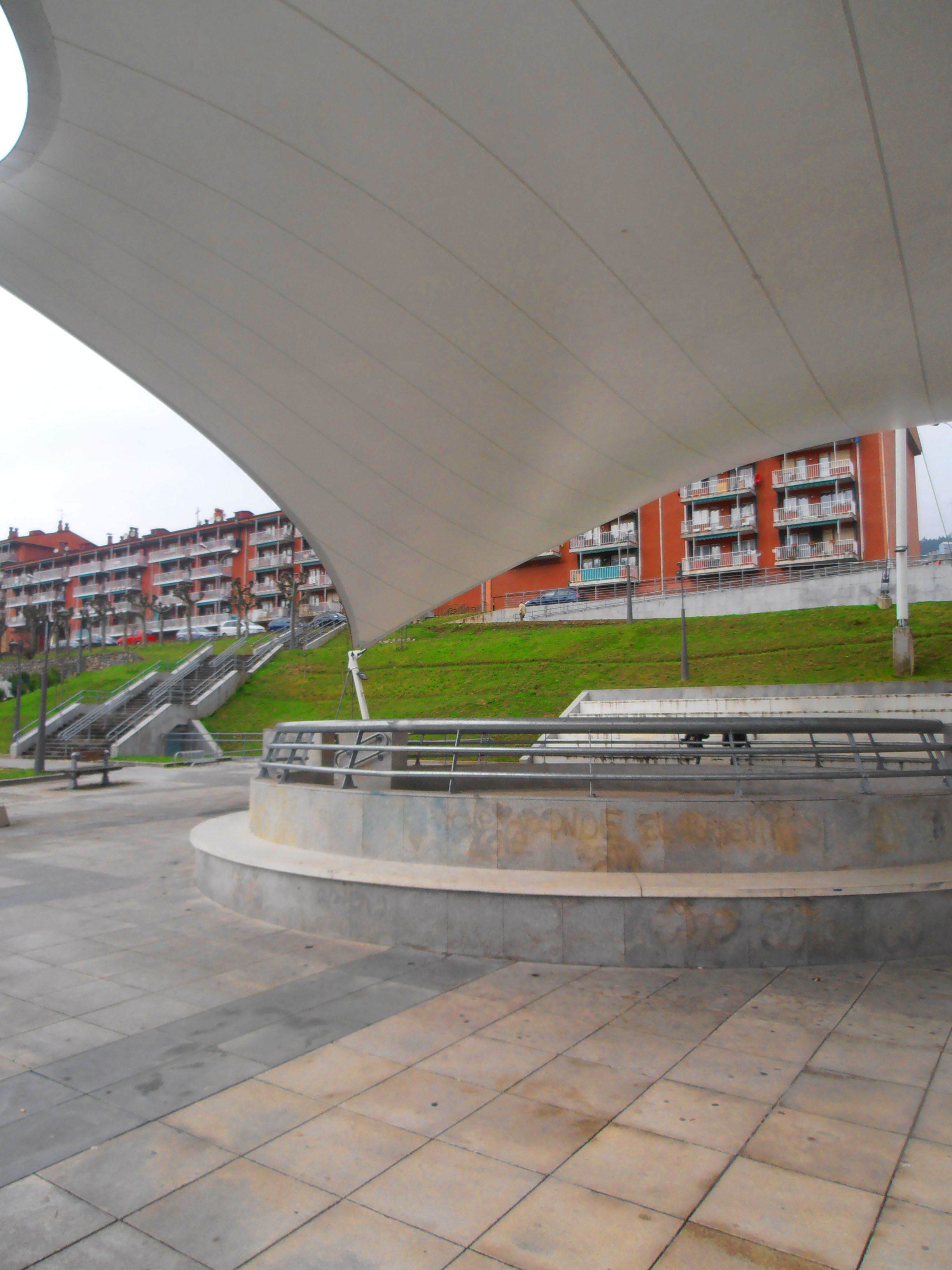 Escenario bajo la carpa