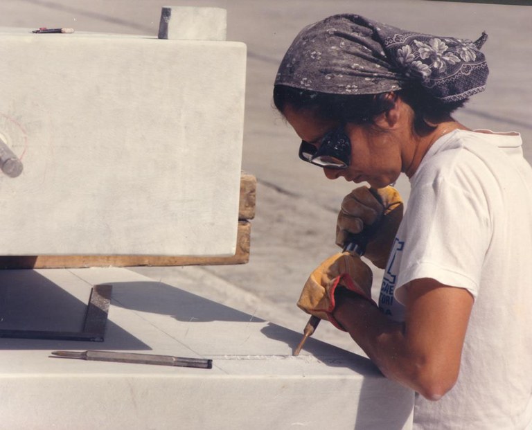 La escultora Marta Medici trabajando en 1986.