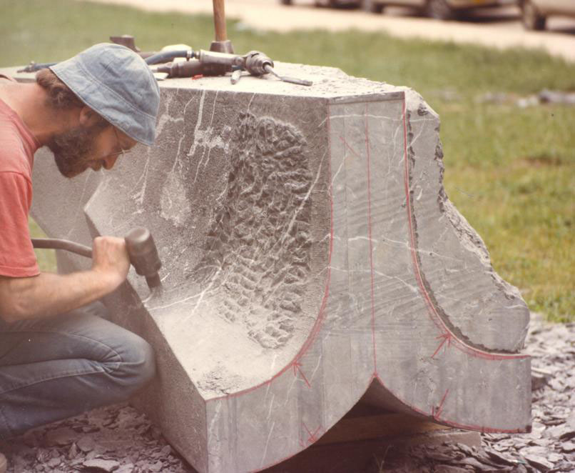 Xabier Laka trabajando la escultura.