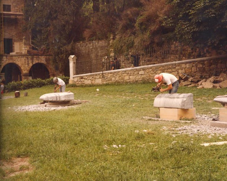 Escultores trabajando.