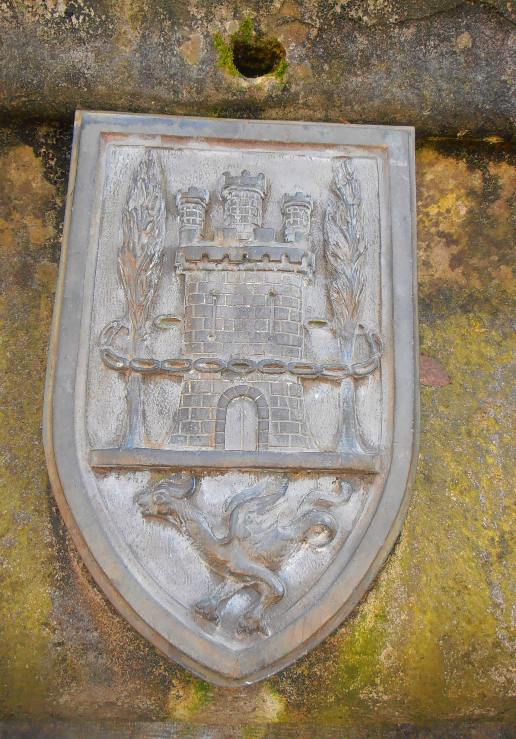 Escudo bajo la estatua