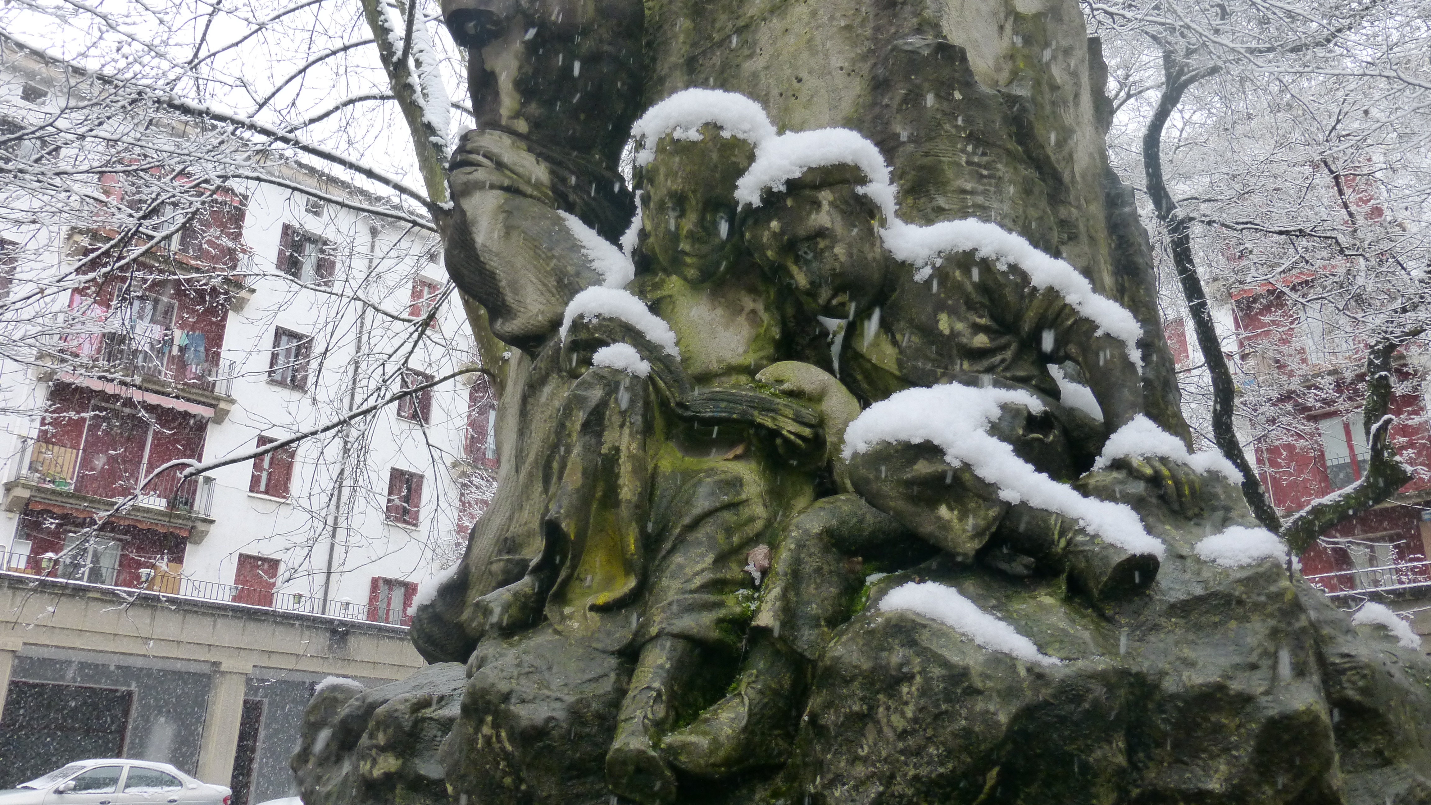 niños leyendo en la escultura