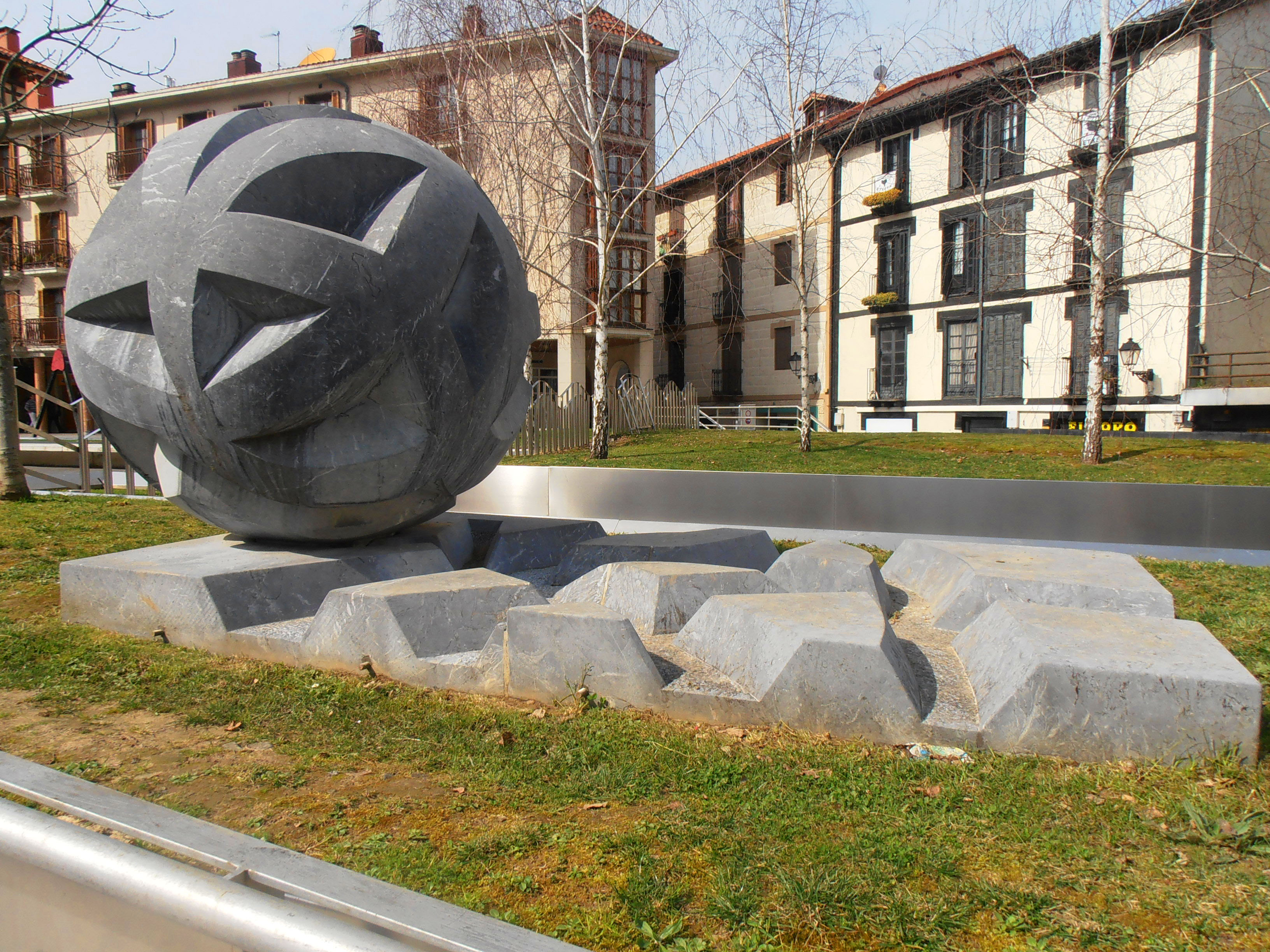 Escultura "La huella de la esfera"