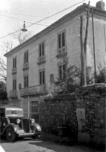 El palacio de Sola y el coche.