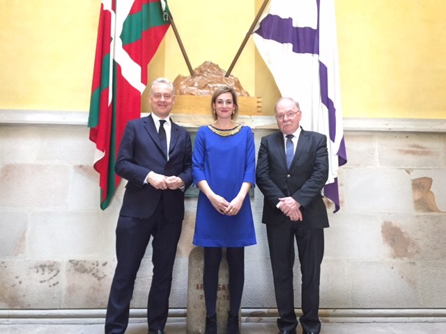 Arrasate ha recibido la visita del embajador del Reino Unido en España