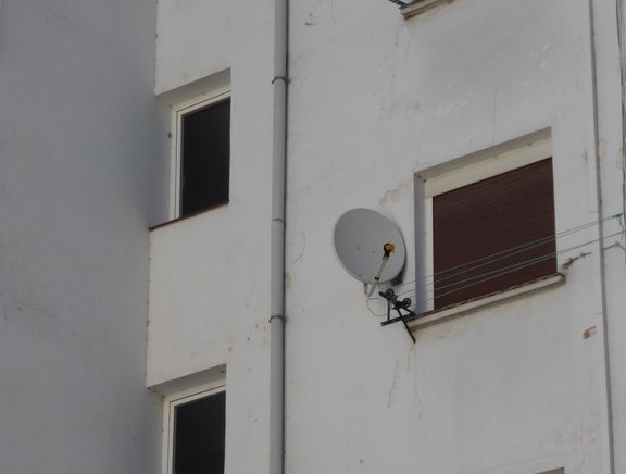 El Ayuntamiento advierte que está prohibida la colocación de antenas parabólicas en balcones y fachadas