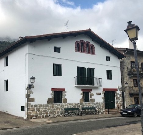 El Ayuntamiento arregla el auzoetxe Patxizena de Garagarza