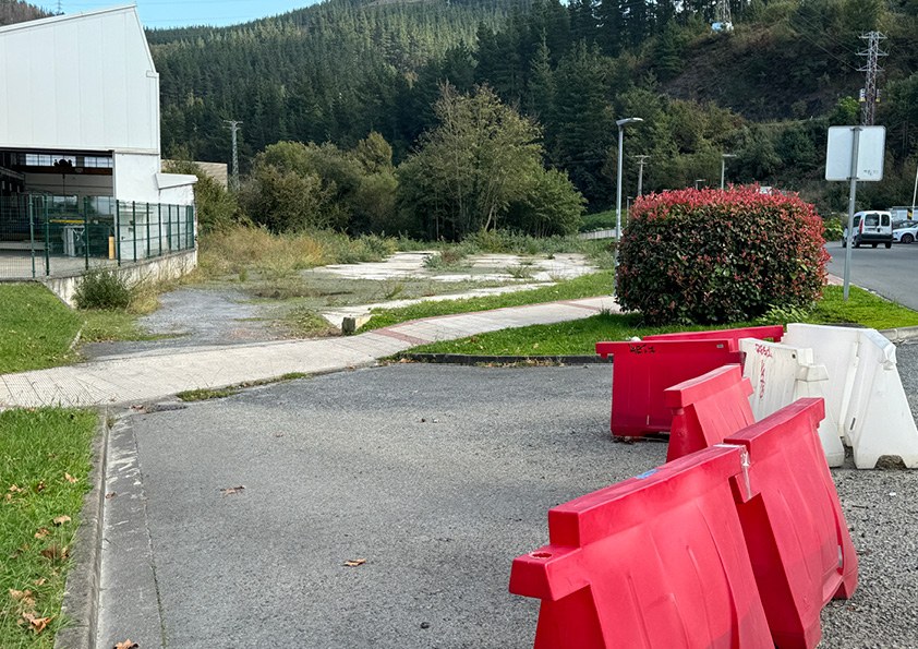 El Ayuntamiento creará una nueva zona de aparcamiento para coches en Zalduspe para paliar el impacto de las obras del hospital