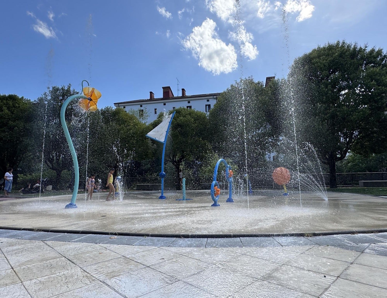 El Ayuntamiento de Arrasate cierra los dos parques de agua hasta el lunes para garantizar la calidad del agua