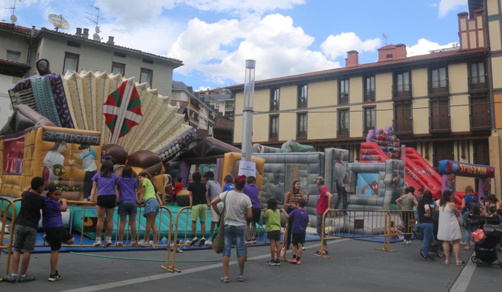 El Ayuntamiento de Arrasate contratará hinchables y juegos por la ausencia de barracas en San Juanes