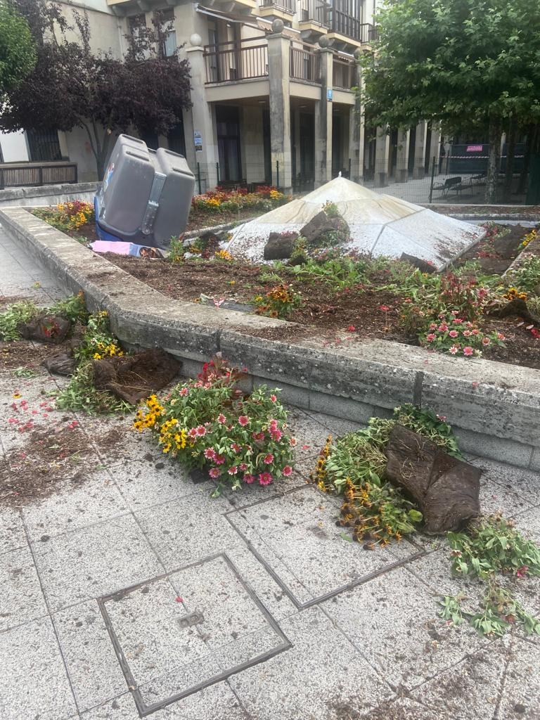 El Ayuntamiento de Arrasate denuncia destrozos en el nuevo jardín de la residencia Iturbide