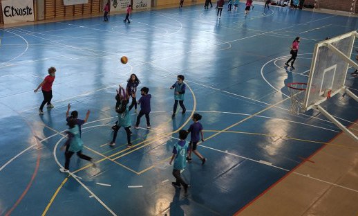 El Ayuntamiento de Arrasate facilita la participación de 40 niños y niñas en el Deporte Escolar