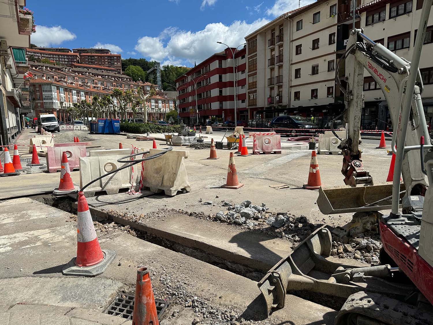 El Ayuntamiento de Arrasate ha adelantado la ejecución de las obras que Euskaltel tenía previstas en la calle Ignacio Zuloaga para reducir las molestias a los vecinos y vecinas.