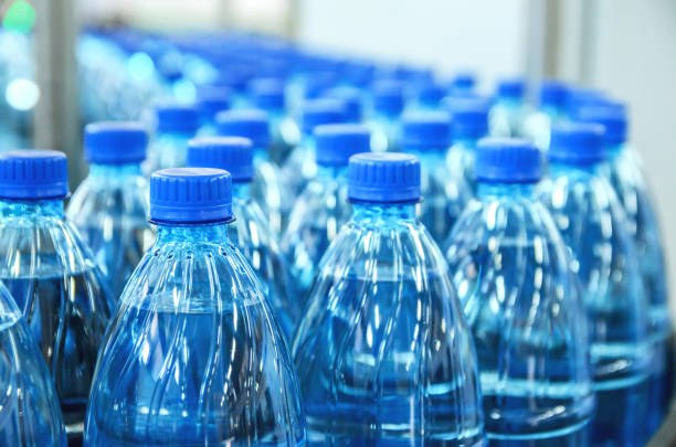 El Ayuntamiento de Arrasate organiza el reparto de botellas de agua entre la ciudadanía mientras se confirma la seguridad del suministro de agua