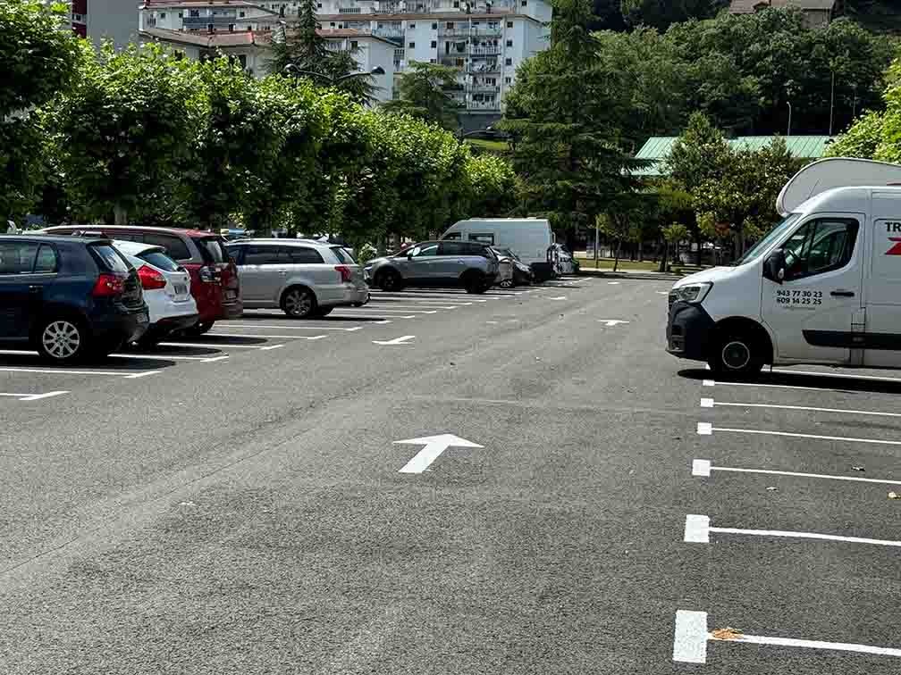 El Ayuntamiento está pintando esta semana el parking exterior del polideportivo de Musakola
