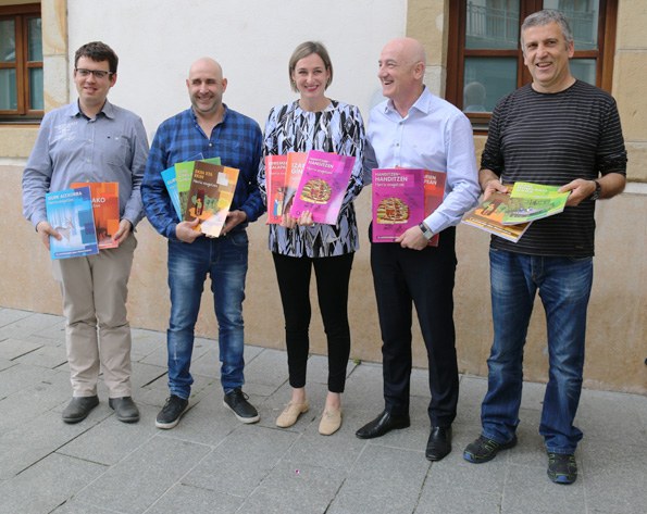 El Ayuntamiento presenta la guía pedagógica Arrasate Ezagutzen, en colaboración con la Herri Eskola y la Ikastola Arizmendi