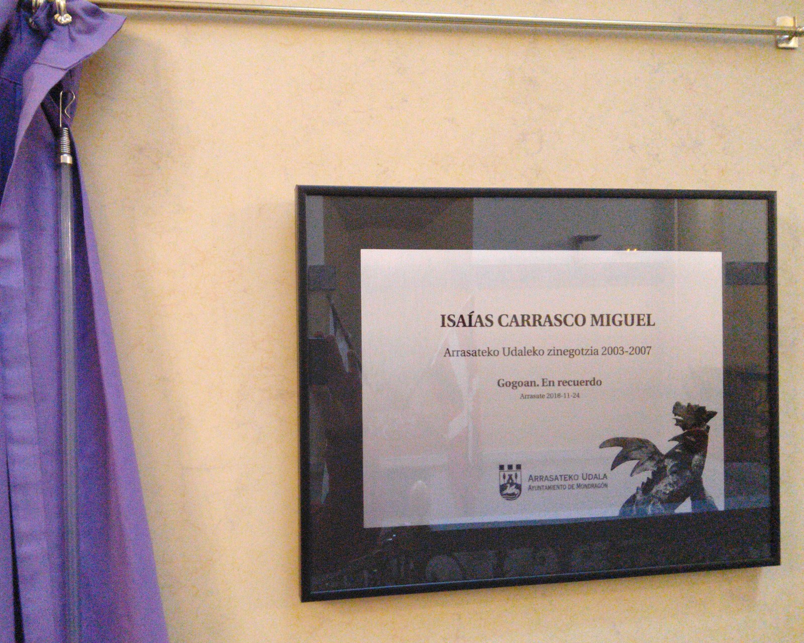 El Ayuntamiento de Arrasate homenajea a Isaías Carrasco