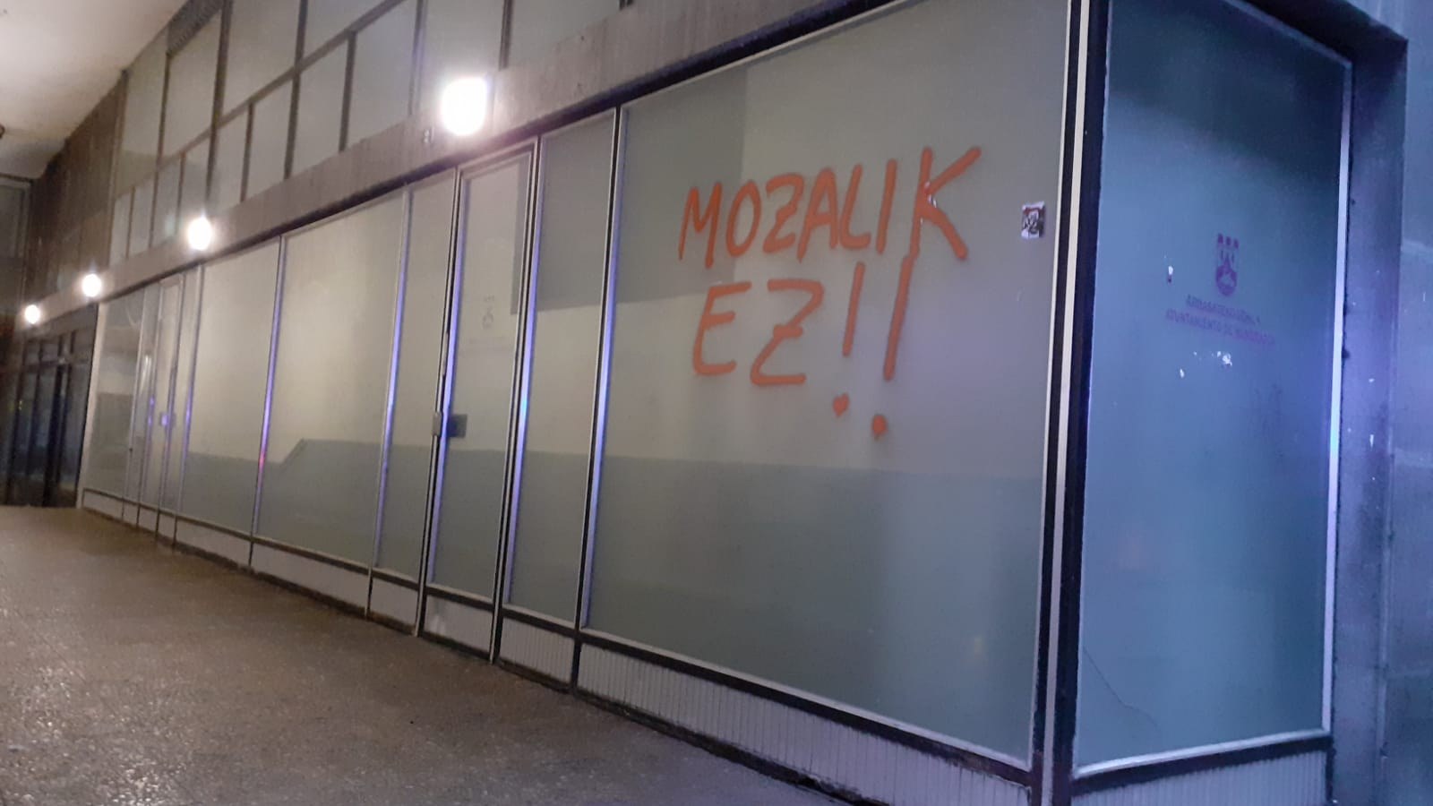 El Gobierno municipal de Arrasate (EAJ-PNV y PSE) condena el sabotaje al BAZ y al consistorio: pintadas y cerraduras con pegamento y alambres