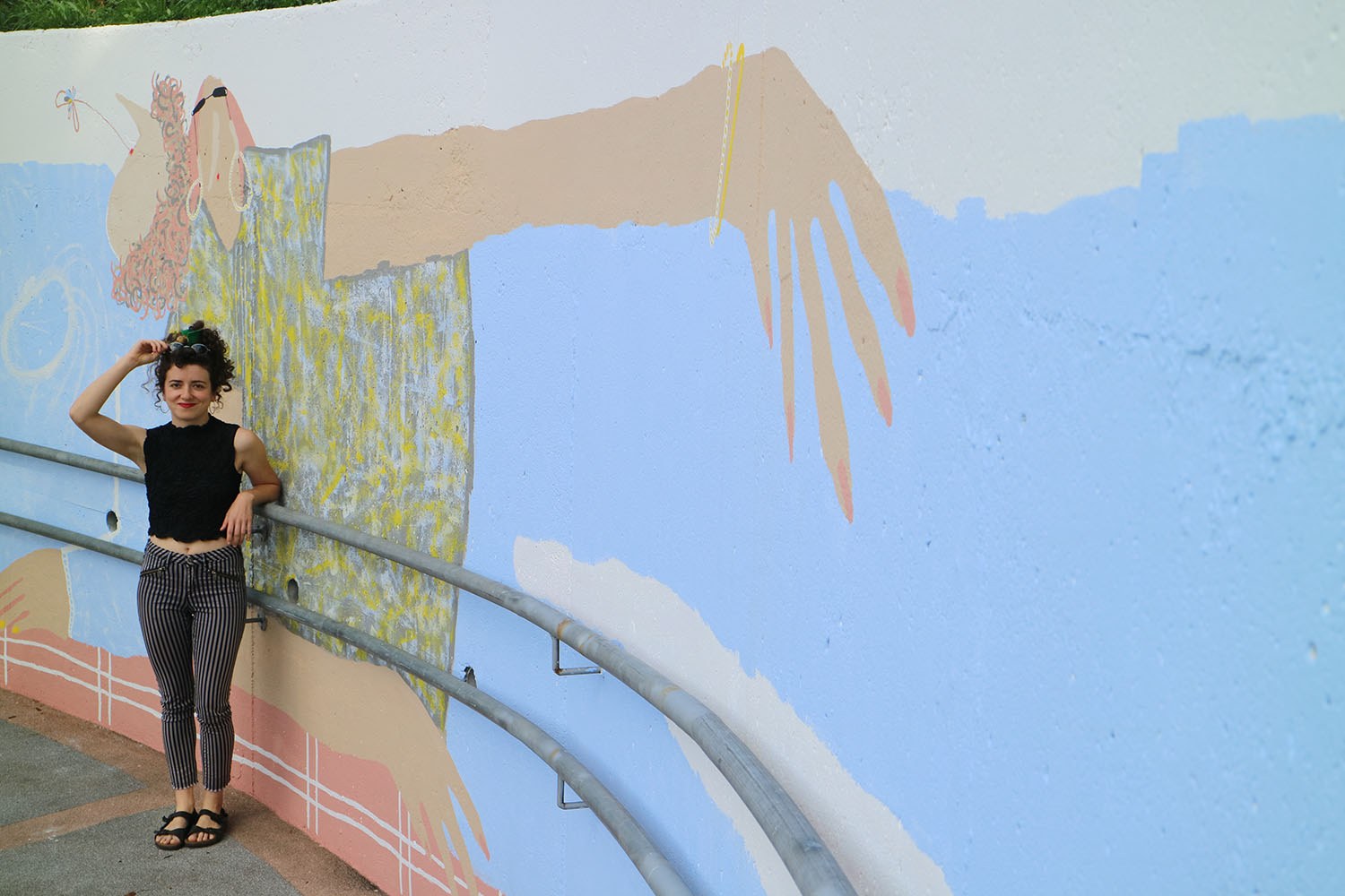 Emakume Txokoa de Arrasate estrena un mural creado por la artista Helena Azkarragaurizar Jauregi