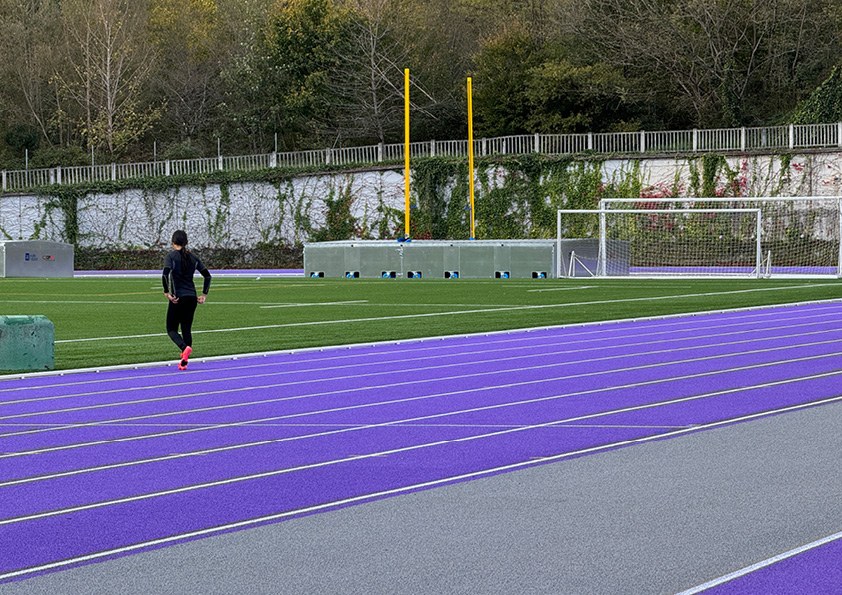 Finalizadas las obras de Mojategi, con la pista de atletismo de color morado