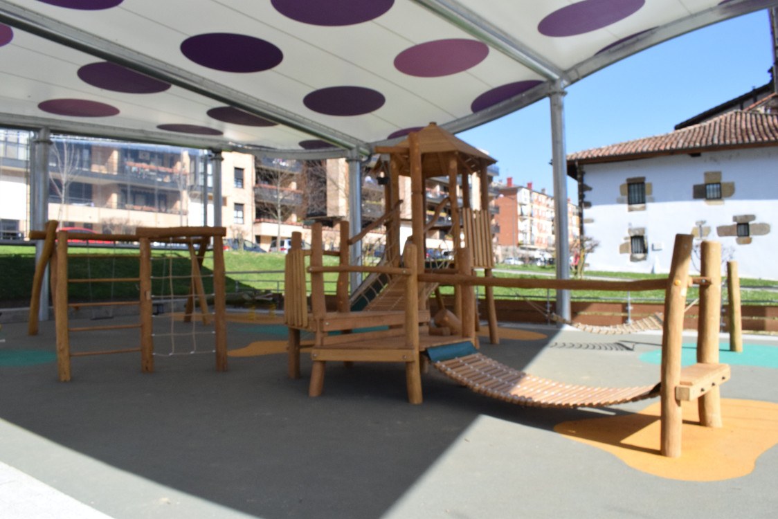 Finalizados los parques infantiles de Itxaropena y Kurtze Txiki, el ayuntamiento de Arrasate ha invertido un total de  1.128.000 euros en 8 parques infantiles en los barrios y en el centro