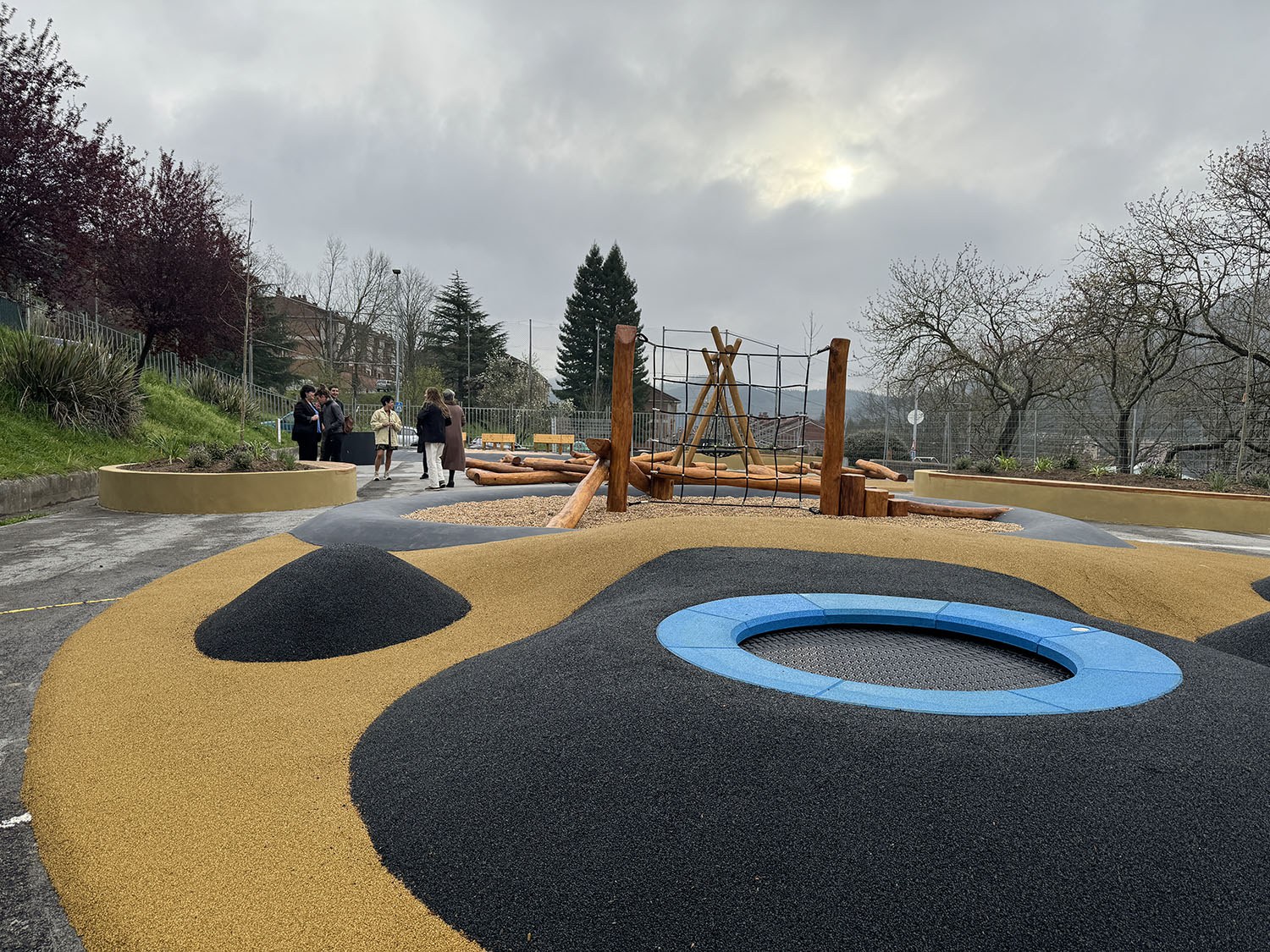 Finalizan las obras del nuevo parque pedagógico de juegos del edificio Erguin de Arrasate Herri Eskola.
