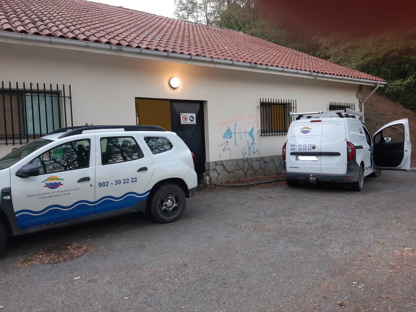 Gipuzkoako Urak trabaja en la limpieza del depósito de agua de Arrasate, pero hoy todavía habrá problemas con la calidad del agua