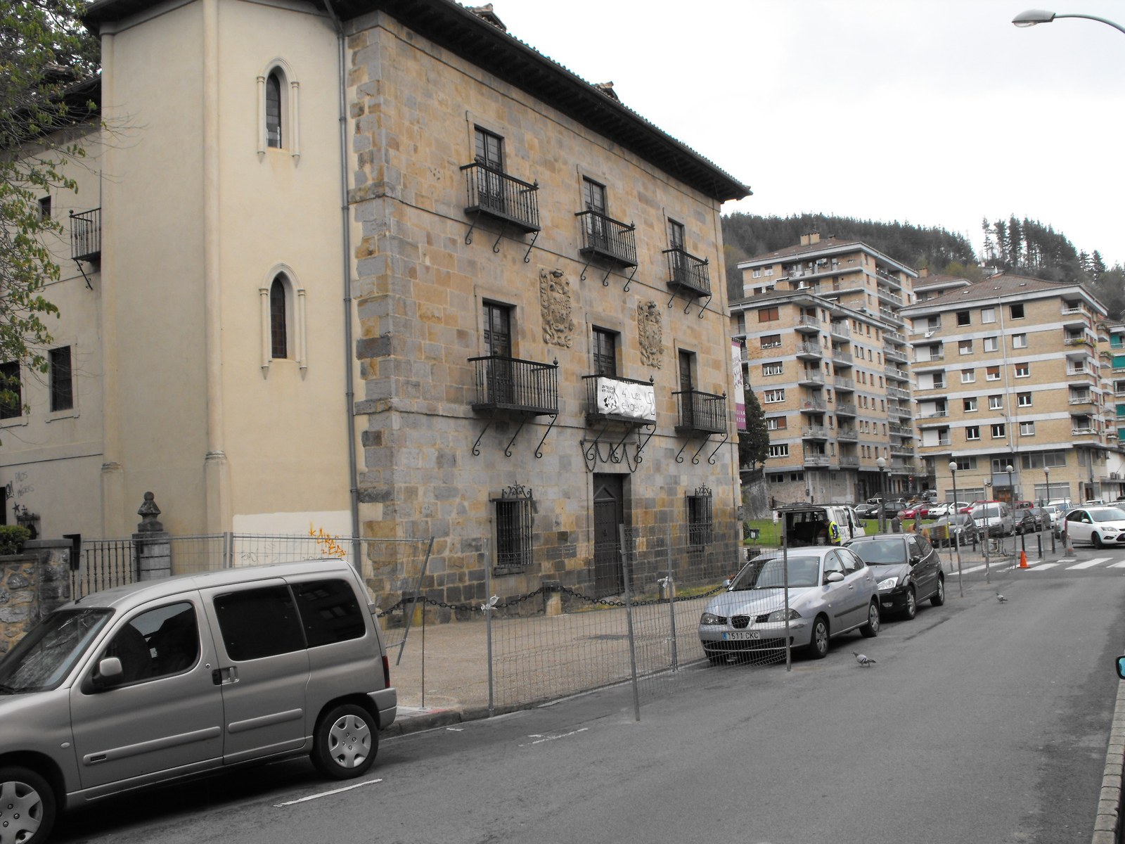 Se colocarán nuevas baldosas frente al palacio de Monterron