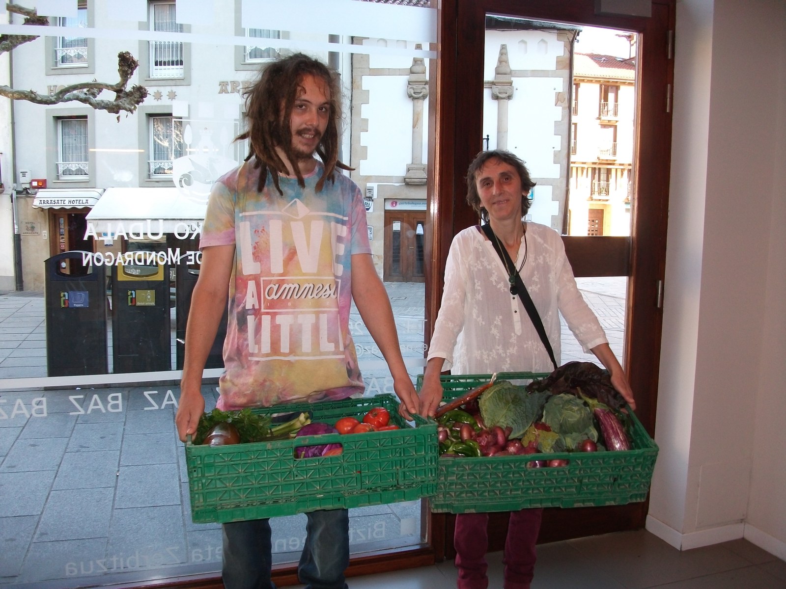 hoy se ha entregado la cesta de productos sorteada en la feria de baserritarras de octubre