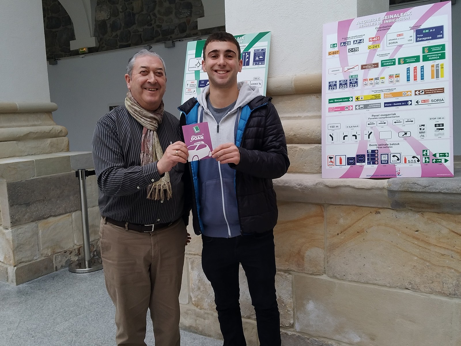Iker Pavon premiado por el Ayuntamiento de Arrasate por sacar el carné en euskera