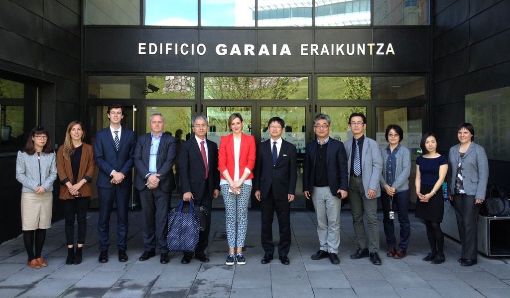 La alcaldesa de Arrasate da la bienvenida a un grupo procedente de Japón