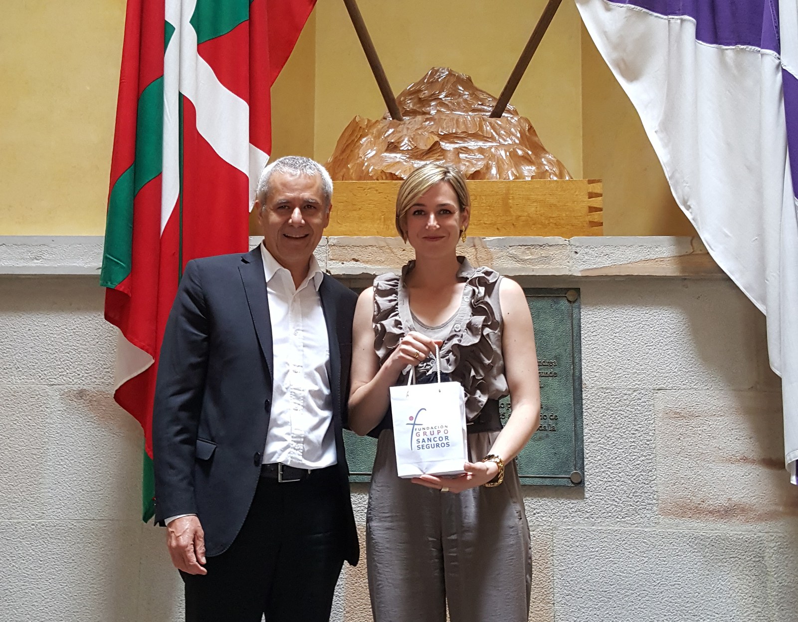 La Alcaldesa ha dado la bienvenida a la delegación proveniente de la ciudad de Sunchales, hermanada con Arrasate