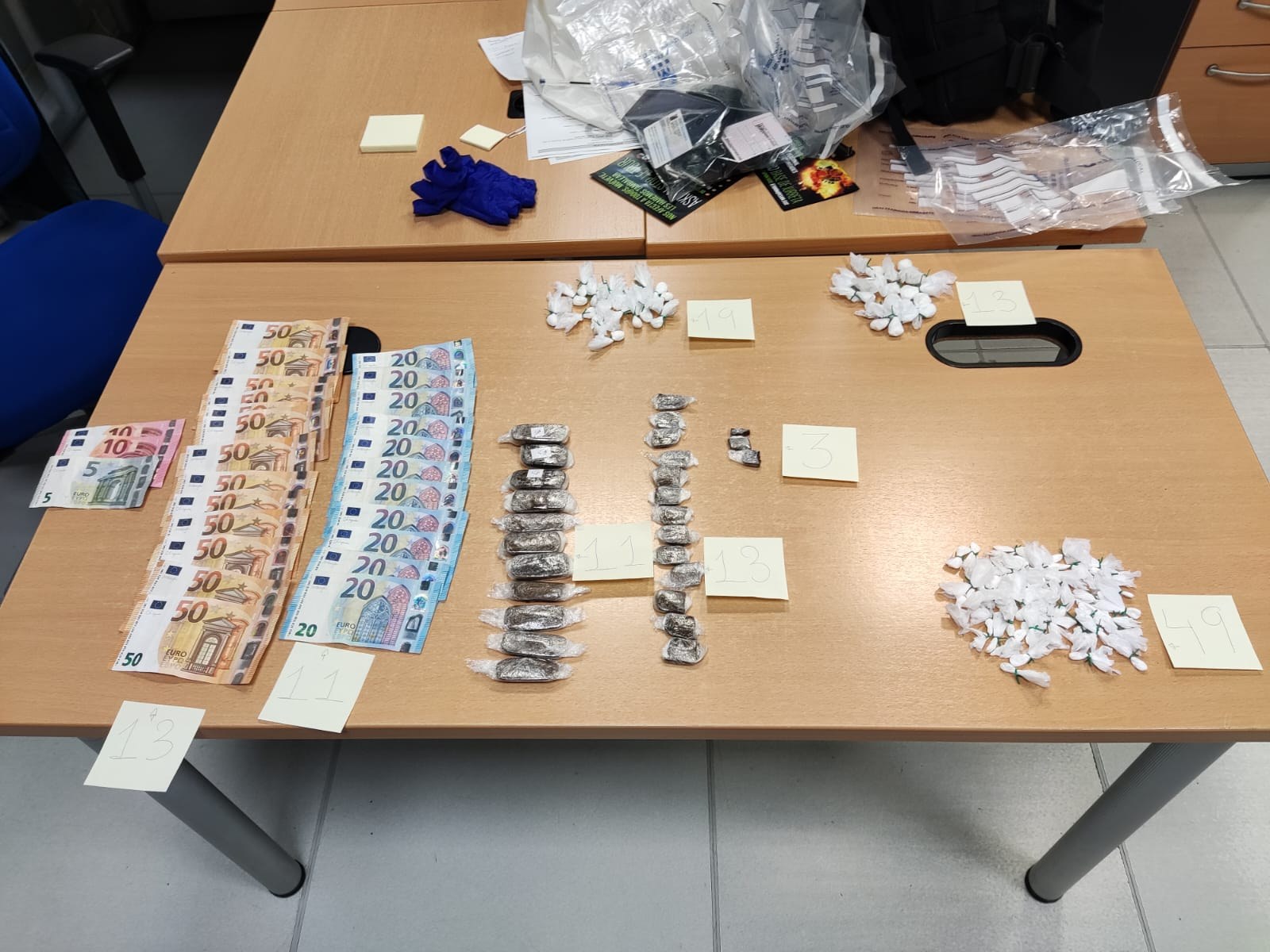 La Policía Municipal de Arrasate incauta 81 papelinas de cocaína, 27 pastillas de hachís y 895 euros en metálico