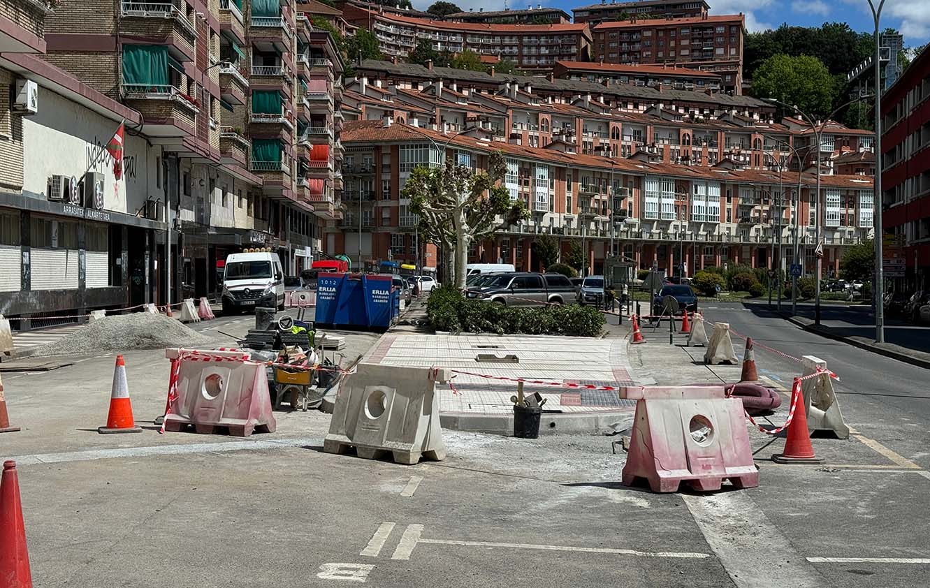 Las calles Licenciado Otalora e Ignacio Zuloaga se cerrarán al tráfico el domingo y el lunes por la noche para realizar los trabajos de asfaltado del nuevo paso de cebra.