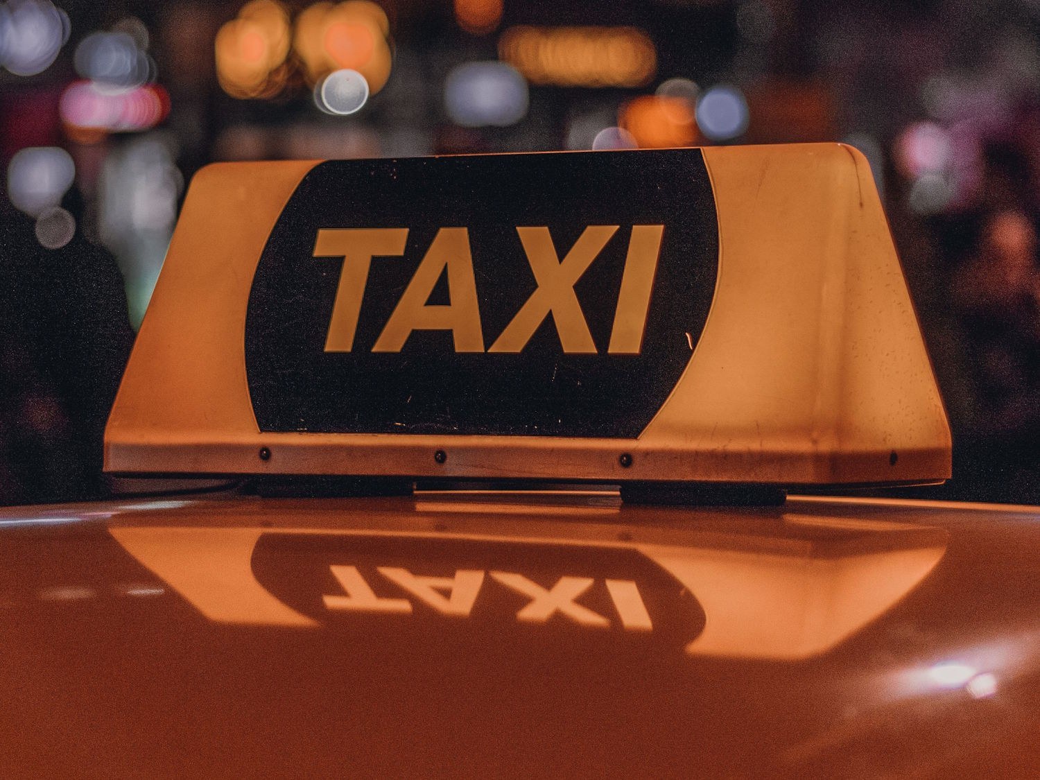 Servicio de taxi para los vecinos de los barrios rurales y servicio especial de Lurraldebus para las fiestas de San Juan