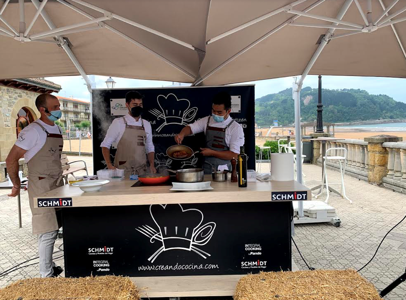 Sesión de showcooking en directo en la feria de productos locales del 3º sábado