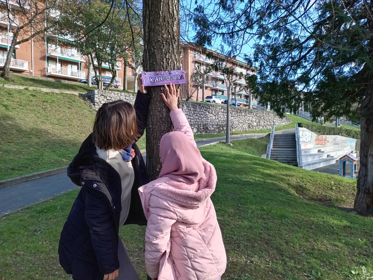 Alumnas colocando carteles