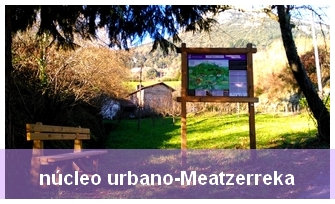 A la fotografía se le ha modificado el color y el tamaño y se le ha agregado texto. Información de la ruta de montaña que une el núcleo urbano de Mondragón y el barrio de Meatzerreka o de las Veneras, a través del parque de Monterrón.