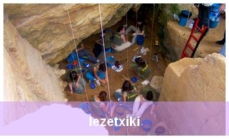 CC0 Arrasateko udala ~ Arqueólogos trabajando en el yacimiento prehistórico de Lezetxiki