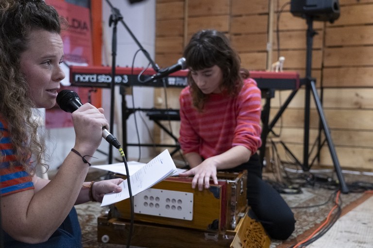 Munstroen bila: ohearen azpian aurkitutakoak (Hitza eta musika)