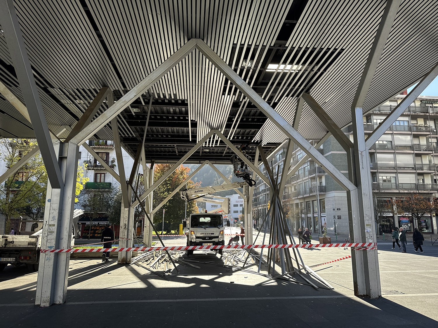 Aluminiozko xaflak kenduko ditu Udalak Biteri plazako estalkitik, segurtasun neurri bezala