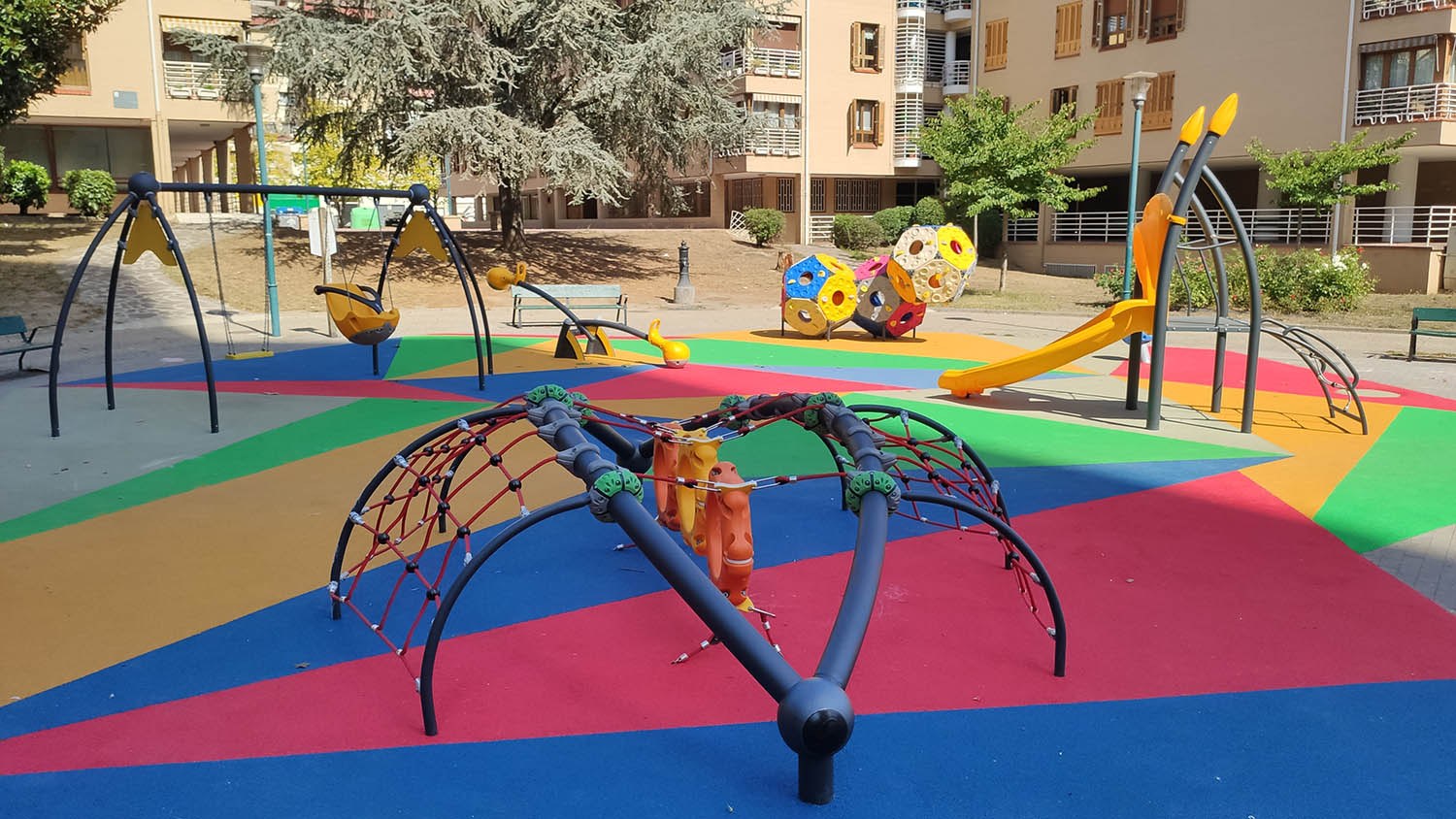 Arrasatek haur parke berriak estreinatu ditu Uriben eta Legarran, eta parkour gune bat Obenerrekan