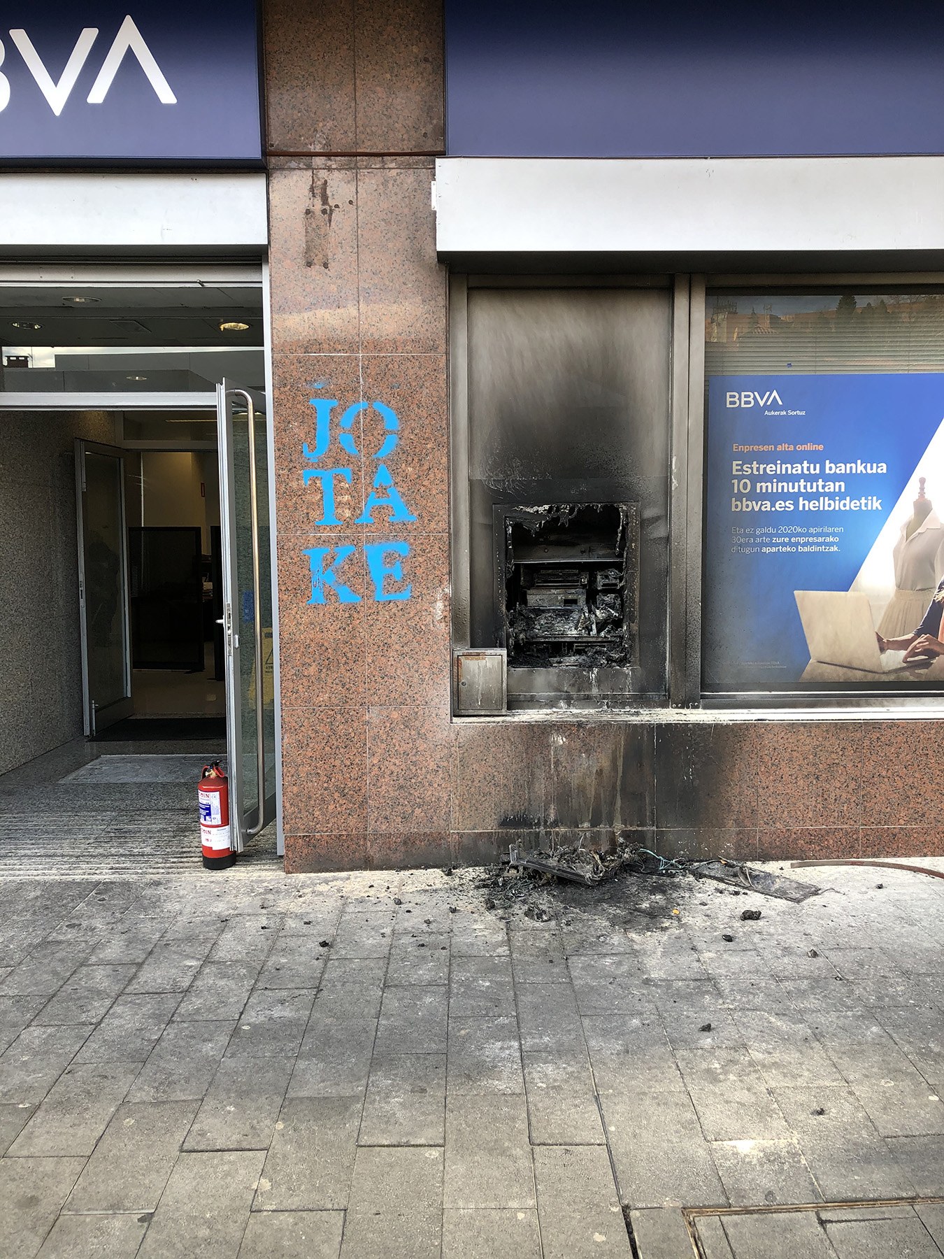 Arrasateko Udal Gobernuak bart jazotako kutxazain erreketa gaitzetsi eta “iraganeko moldeak atzean utzi eta elkarbizitzaren aldeko” deia burutu du