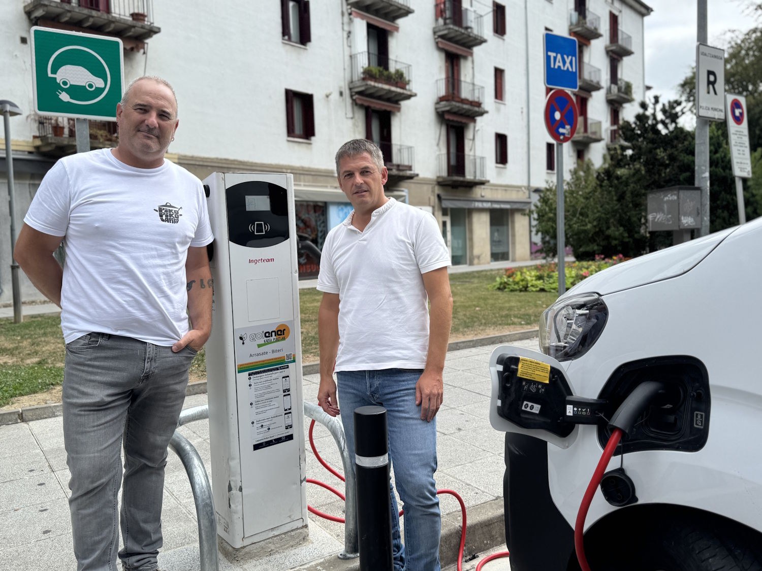 Arrasateko Udalak Biteriko kargagailu elektriko berria jarri du martxan, mugikortasun jasangarriaren aldeko apustuan
