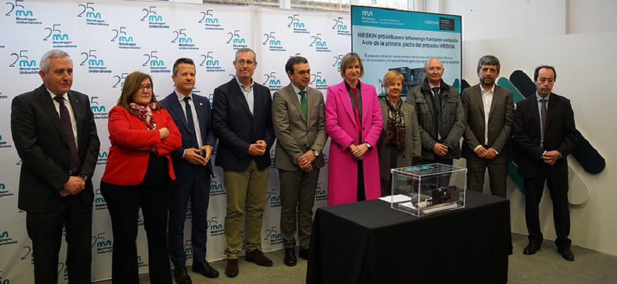 Erakunde eta enpresetako ordezkariak Mondragon Unibertsitatean bildu dira HIREKIN proiektuaren lehen harriaren ekitaldi sinbolikoan