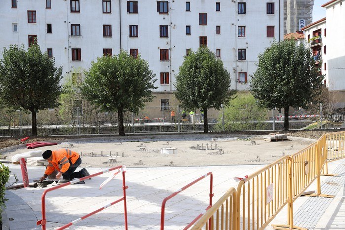 Garibai eta Nafarroa etorbidea, eta San Juan etxe multzoaren eta ibaiaren artean Etxaluze-Maala Ekobulebarraren eraberritze lanak aurreratuta