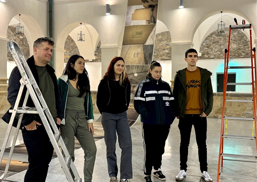 Hiru emakume artistez osatutako "Bareback" erakusketa aurkeztu dute Kulturaten